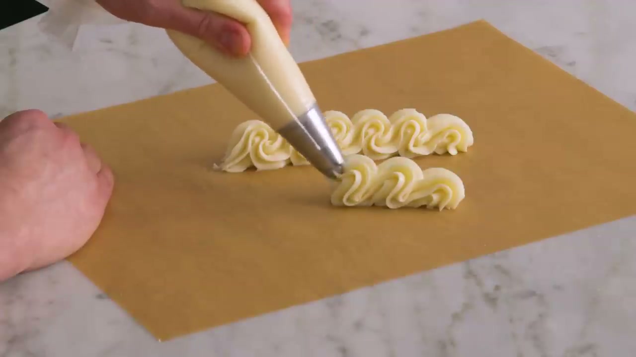 How to Make Icing (Easy Buttercream Frosting)