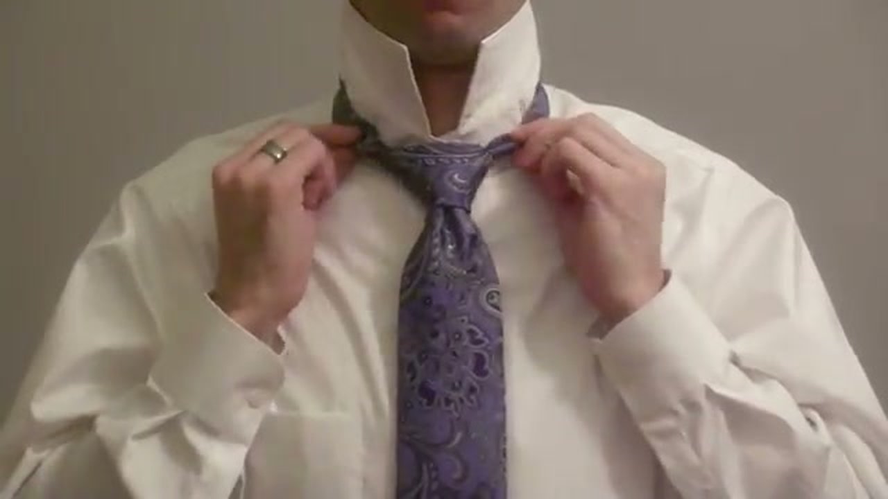 How to Tie a Full Windsor Knot